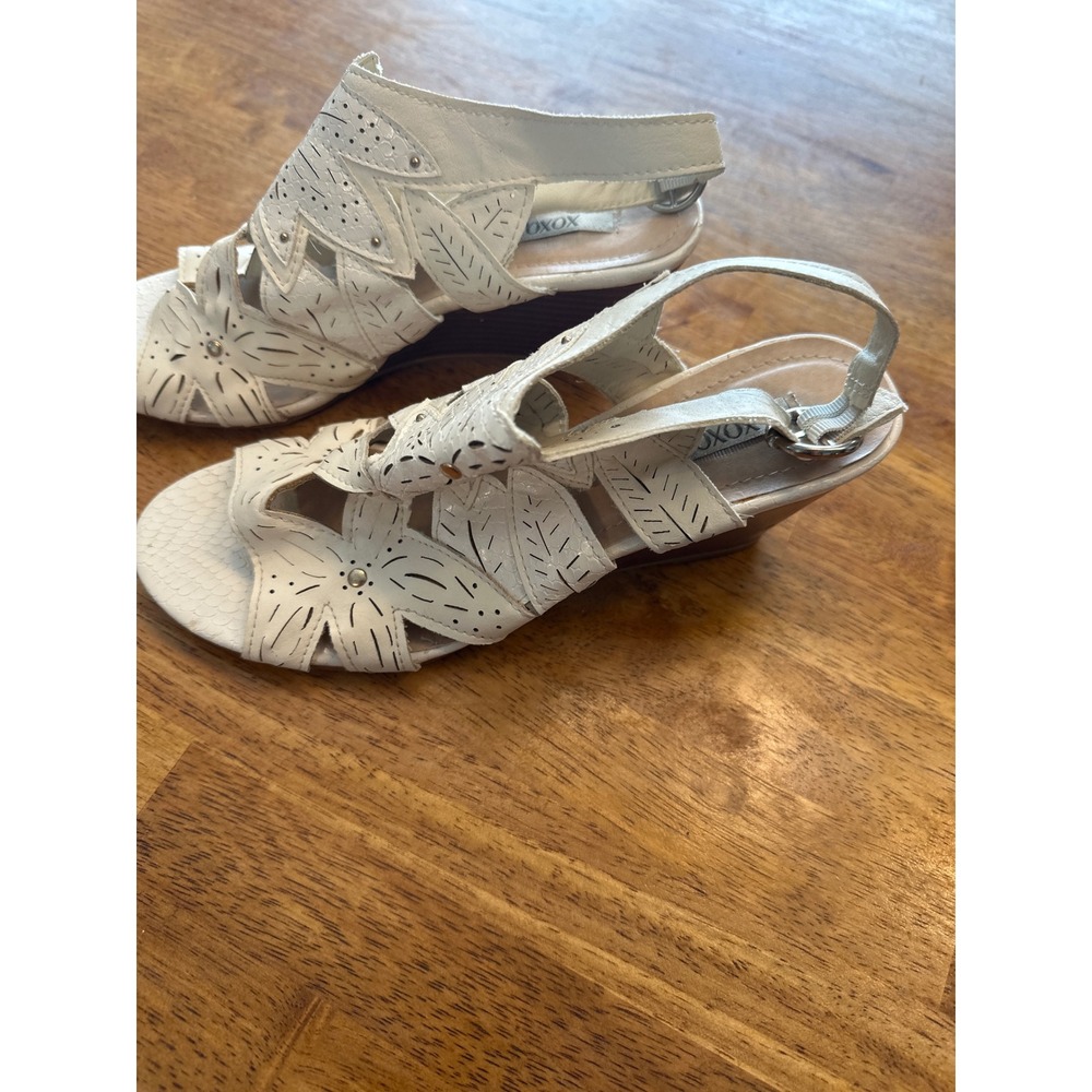 XOXO Sahara White Laser Cut Floral Wedge Sandals Womens 7M XO141072